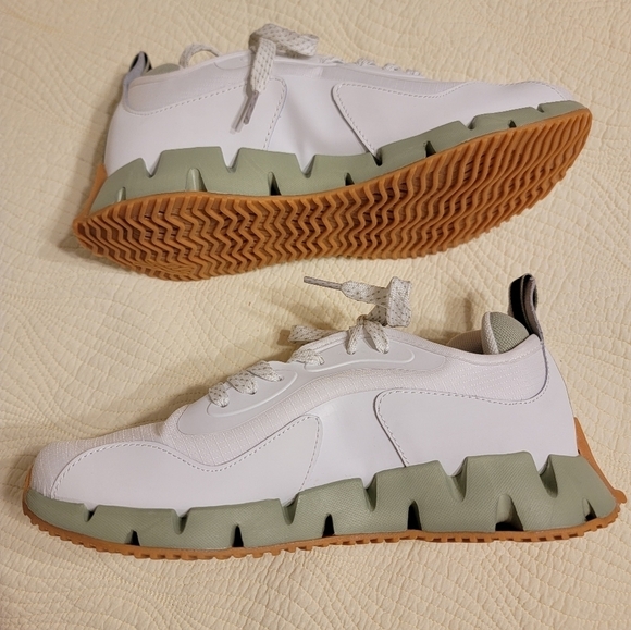 NWOT Reebok Ladies Zig Dynamica Running Shoes, White with Sage Green - Picture 3 of 8